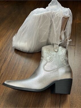 NWT Silver Metallic ankle western cowboy boots pointed toe heeled bootie